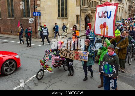 Cambridge, Royaume-Uni. 21 février 2020. L'UCU Cambridge Zero Carbon Society tient un rassemblement communautaire avec la rébellion d'extinction pour soutenir les conférenciers universitaires. Ils demandent également à l'université de Cambridge de se défaire de Fossil Fuels et de réduire les liens avec l'industrie du combustible fossile. Penelope Barritt/Alay Live News Banque D'Images