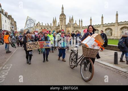 Cambridge, Royaume-Uni. 21 février 2020. L'UCU Cambridge Zero Carbon Society tient un rassemblement communautaire avec la rébellion d'extinction pour soutenir les conférenciers universitaires. Ils demandent également à l'université de Cambridge de se défaire de Fossil Fuels et de réduire les liens avec l'industrie du combustible fossile. Penelope Barritt/Alay Live News Banque D'Images