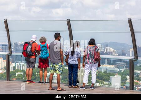 Les touristes admirant la vue sur la ville de Singapour depuis la plate-forme d'observation de l'hôtel Marina Bay Sands, Singapour, Asie Banque D'Images