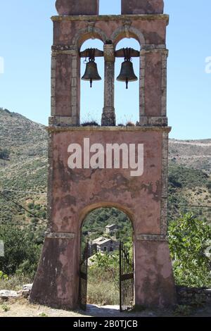 Paleo Perithia une ville abandonnée sur Corfou, Grèce cloches de l'église dans une tour Banque D'Images