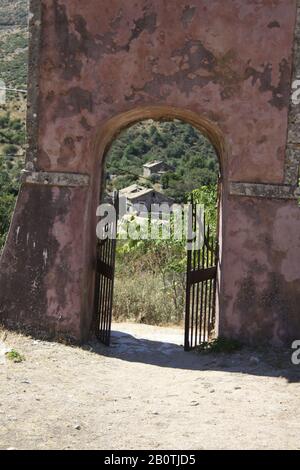 Paleo Perithia une ville abandonnée sur Corfou, Grèce cloches de l'église dans une tour Banque D'Images