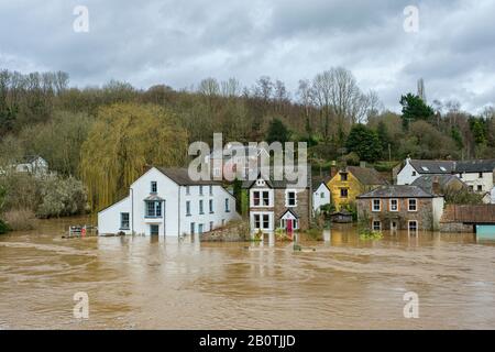 Les maisons en bord de rivière sont inondées alors que la rivière Wye continue de monter à la suite de fortes pluies. Février 2020. Banque D'Images