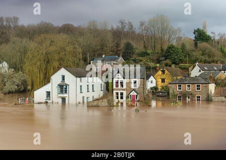 Les maisons en bord de rivière sont inondées alors que la rivière Wye continue de monter à la suite de fortes pluies. Février 2020. Banque D'Images