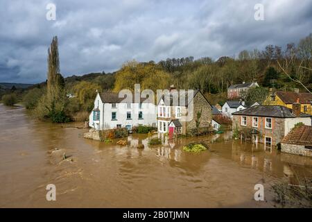 Les maisons en bord de rivière sont inondées alors que la rivière Wye continue de monter à la suite de fortes pluies. Février 2020. Banque D'Images