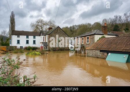 Les maisons en bord de rivière sont inondées alors que la rivière Wye continue de monter à la suite de fortes pluies. Février 2020. Banque D'Images