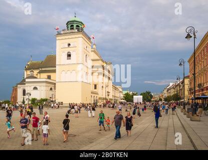 Vue sur Krakowskie Przedmieście regardant au sud de la place du Château, Varsovie, Pologne. La terrasse d'observation (Taras Widokowy) se trouve sur la tour à gauche. Banque D'Images