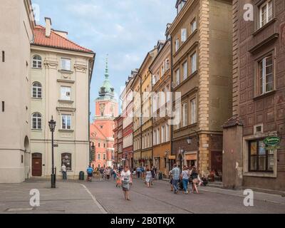 La rue Świętojańska mène à la place du Château depuis la place du marché de la vieille ville, dans la vieille ville de Varsovie, en Pologne. Banque D'Images