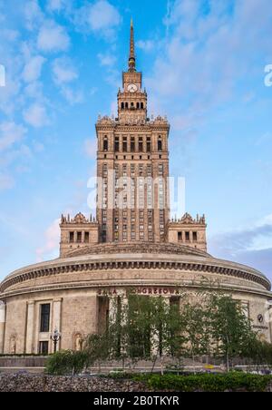 La salle des congrès fait partie du Palais de la Culture et de la Science (1955), un gratte-ciel de conception soviétique dans le centre de Varsovie, en Pologne. Banque D'Images