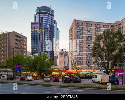 Petits magasins et magasins d'alimentation sur Ulica Świętokrzyska dans le centre de Varsovie, Pologne. La tour Spektrum (2003) est derrière. Banque D'Images