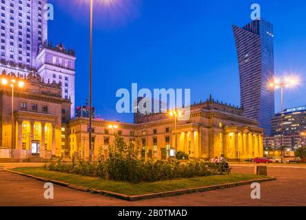 Vue en soirée sur les jardins du Palais de la Culture et de la Science à Varsovie, Pologne. Le gratte-ciel moderne Złota 44 est à droite. Banque D'Images