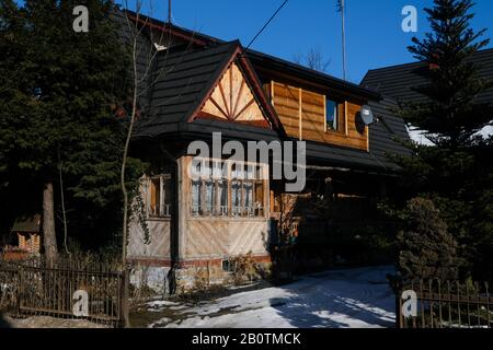 Pologne, Zakopane, Chocholow- 16 février 2020: Les huttes historiques en bois de Chocholow appelées la "Perle de Podhale", un musée en plein air, le patronage de l'UNESCO Banque D'Images