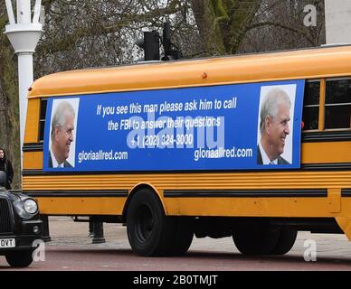 Un bus scolaire jaune avec un message post-anniversaire pour le duc de York, de l'avocat américain Gloria Allred, conduisant le long du centre commercial vers Buckingham Palace, Londres. Mme Allred, qui représente cinq des victimes de Jeffrey Epstein, a été critique envers le duc pour ne pas parler avec le FBI de son ancien ami Epstein. Banque D'Images