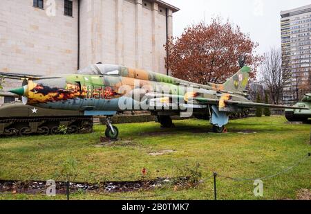 Sukhoi SU-22M4 figurine-bombardier supersonique au Musée de l'armée polonaise ('Muzeum Wojska Polskiego') exposition en plein air d'équipements militaires lourds. Banque D'Images