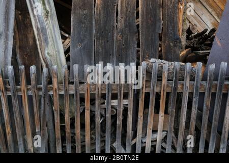 Pologne, Zakopane, Chocholow- 16 février 2020: Ancienne clôture en bois sur le fond d'un vieux bâtiment en bois, huttes historiques en bois à Chocholow Banque D'Images