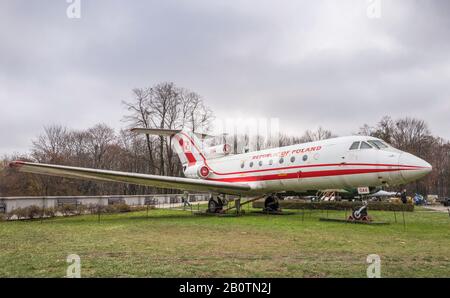 Russe Yakovlev 40 avion de passagers (1979) au Musée de l'armée polonaise ('Muzeum Wojska Polskiego') expositions en plein air d'équipements militaires lourds. Banque D'Images