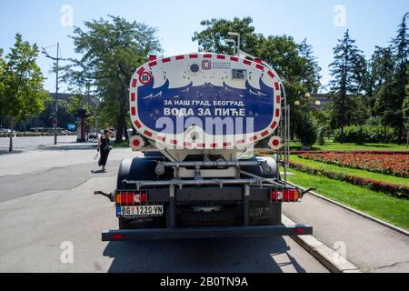 Pétrolier d'approvisionnement en eau pour les gens en été à Belgrade, en Serbie Banque D'Images
