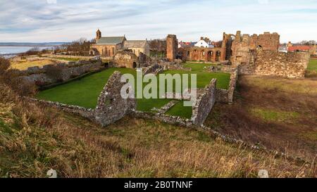 Le Prieuré de Lindisfarne dans le Northumberland est un ancien monastère en ruine datant de 634 qui était habité par des moines irlandais. Aussi, connu comme l'Île Sainte. Banque D'Images