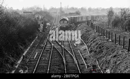 Chippenham Junction, transport ferroviaire de marchandises qui se déferle à travers la campagne pendant un matin hivernal froid. Banque D'Images