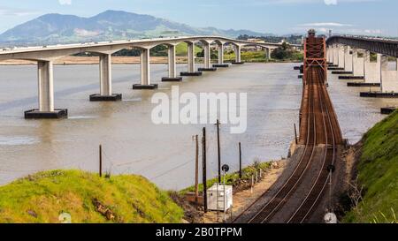 Benicia California, une grande juxtaposition de l'ancien contre le nouveau. Rouille, béton et acier avec Mt Diablo en arrière-plan. Banque D'Images