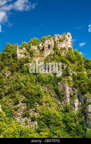 Starhrad (ancien château) sur le sommet de la montagne au-dessus de la rivière Vah, les montagnes de Mala Fatra, près du village de Strecno, région de Zilina, Slovaquie Banque D'Images
