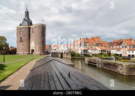 C'est la plus belle ville côtière d'Enkhuizen en Hollande. Entouré d'une architecture dainty, de charmants recoins confortables se trouvent sur le front de mer. Banque D'Images