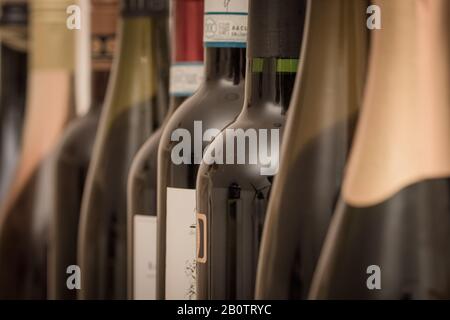 des bouteilles de vin de luxe en rangée Banque D'Images