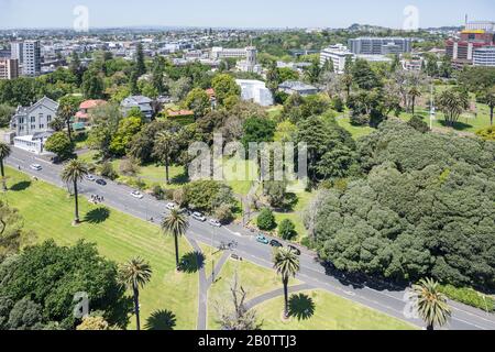 Auckland, NOUVELLE-ZÉLANDE - 05 novembre 2019: Paysage urbain au-dessus de la végétation luxuriante au parc Albert, tourné dans la lumière de fin de printemps lumineuse le 05 novembre 2019 Banque D'Images