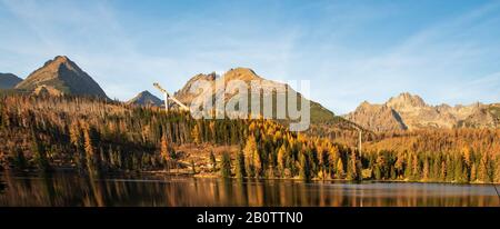 Lac Strbske pleso avec des pics autour dans les montagnes Vysoke Tatry en Slovaquie pendant la belle journée d'octobre avec le ciel bleu Banque D'Images