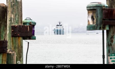 Super-Yacht Aviva encadré par des lanternes à San Francisco Banque D'Images