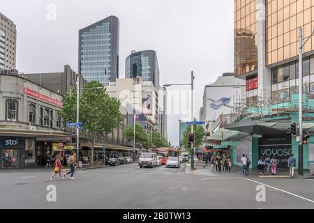 Auckland, NOUVELLE-ZÉLANDE - 06 novembre 2019: Paysage urbain avec une importante rue Queen parmi les hauts bâtiments du centre-ville cool de la ville dynamique, tourné en lumineux Banque D'Images