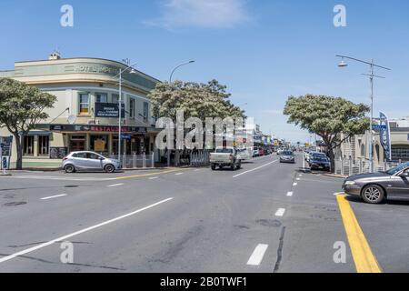 Thames, NOUVELLE-ZÉLANDE - 07 novembre 2019: Paysage urbain du village historique avec passage à niveau sur la rue principale, tourné dans la lumière de fin de printemps vive sur notembe Banque D'Images