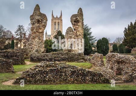 Depuis les jardins de la cathédrale St Edmundsbury en Angleterre.Unquant comment le temps et l'érosion ont sculpté une suggestion visible que le ciel est vers le haut. Banque D'Images