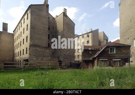 25 juillet 2001, Lettonie, Riga: Vue sur les coulisses du quartier russe de la ville. C'était un district industriel et de classe ouvrière dans lequel vivent encore aujourd'hui principalement des gens de Russie et de Biélorussie. Dans le quartier il y a des maisons résidentielles avec jusqu'à quatre verges, ainsi que des maisons en bois dans le style russe du XIXe siècle. Photo : Paul Glaser/dpa-Zentralbild/ZB Banque D'Images