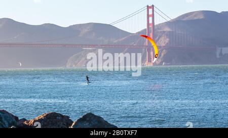 Kiteboarding dans la baie de San Francisco Banque D'Images