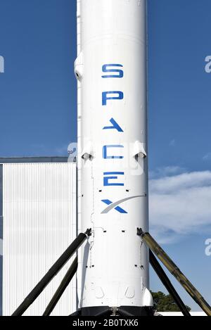 Hawthorne, CALIFORNIE - 17 FÉVRIER 2020: Fermeture verticale d'une fusée Falcon 9 Booster à Space exploration Technologies Corp, le commerce comme SpaceX, un privé Banque D'Images