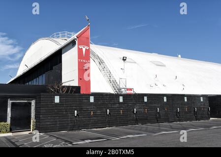 Hawthorne, CALIFORNIE - 17 FÉVRIER 2020: Tesla Design Center, au siège de SpaceX. Banque D'Images