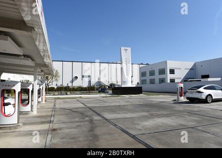 Hawthorne, CALIFORNIE - 17 FÉVRIER 2020: Station de suralimentation Tesla au Tesla Design Center, à SpaceX. Banque D'Images