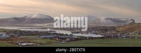 Le ferry NorthLink approchant Stromness avec de la neige couvert Hoy Beyond, Orkney Isles Banque D'Images