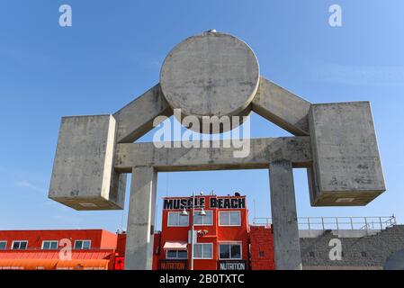 Venise, CALIFORNIE - 17 FÉVRIER 2020 : la salle de gym extérieure de muscle Beach est l'emplacement du lieu de naissance du boom de la forme physique aux États-Unis. Banque D'Images