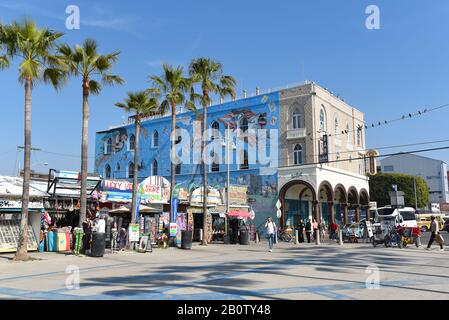 Venise, CALIFORNIE - 17 FÉVRIER 2020 : Surfside Bar et autres boutiques sur la promenade de Venice Beach, Californie. Banque D'Images