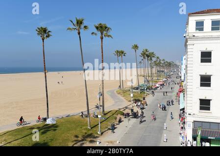 Venise, CALIFORNIE - 17 FÉVRIER 2020: La promenade de Venice Beach avec l'océan et le sable regardant vers le nord vers Santa Monica. Banque D'Images