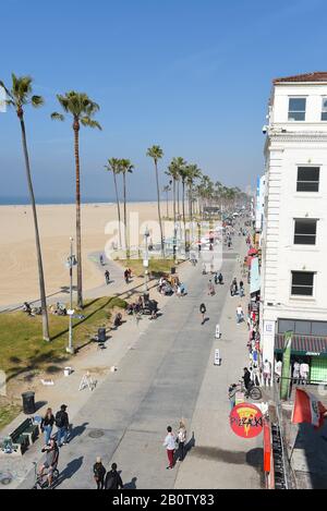 Venise, CALIFORNIE - 17 FÉVRIER 2020: La promenade de Venice Beach avec l'océan et le sable regardant vers le nord vers Santa Monica. Banque D'Images