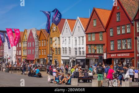 Bergen, NORVÈGE - Les Touristes visitent Bryggen, des édifices du patrimoine hanséatique à quai dans le port de Vågen. Banque D'Images