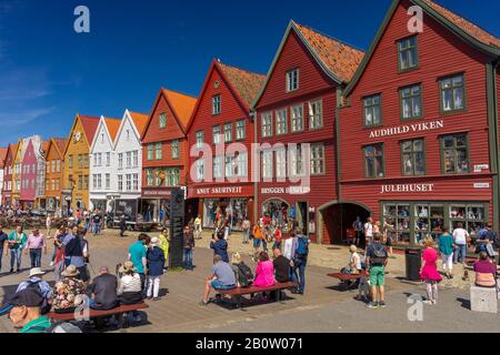 Bergen, NORVÈGE - Les Touristes visitent Bryggen, des édifices du patrimoine hanséatique à quai dans le port de Vågen. Banque D'Images