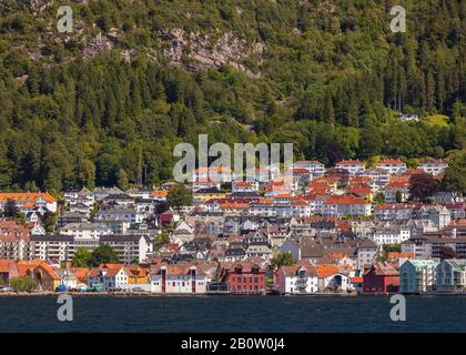 Bergen, NORVÈGE - Sandviken maisons de bord de mer et immeubles d'appartements, au nord du port de Vagen. Banque D'Images