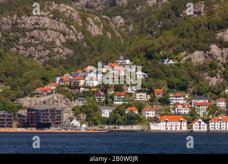 Bergen, NORVÈGE - Maisons de bord de mer du quartier Sandviken, au nord du port de Vagen. Banque D'Images