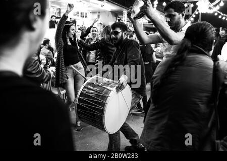 Tenekeli, Izmir / Turquie - 05/05/2016: Jeunes non définis s'amuser à Izmir la nuit de la célébration Hıdırellez. Banque D'Images