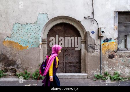 Basmane est l'un des plus anciens quartiers qui conserve encore son histoire. Les vieilles maisons sont aujourd’hui principalement habitées par des réfugiés syriens. Izmir, Turquie Banque D'Images