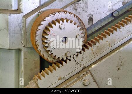 Gros plan sur l'ancienne roue à crémaillère en bois dans une usine abandonnée. Banque D'Images