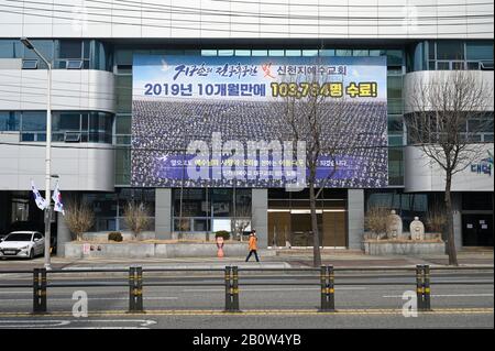 Daegu, Corée Du Sud. 21 février 2020. Une figure solitaire passe devant l'église Shincheonji de Jésus à Daegu, Corée du Sud, vendredi 21 février 2020. La majorité des cas de COVID-19 dans le pays ont été attribués à un seul membre de la congrégation. Photo de Thomas Maresca/UPI crédit: UPI/Alay Live News Banque D'Images